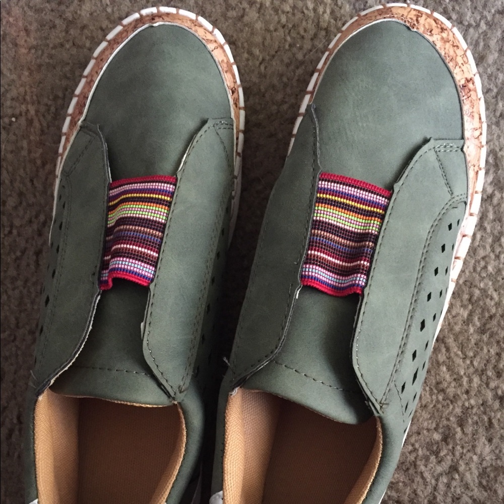 A brand new pair of shoes size 9 1/2